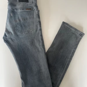 Nudie jeans grå - Säljer dessa snygga Nudie jeans för endast 249! Storlek: 30/34