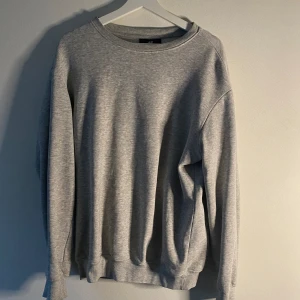 Grå sweatshirt - Storlek s, grå sweatshirt ifrån h&m, bra skick men har några defekter.