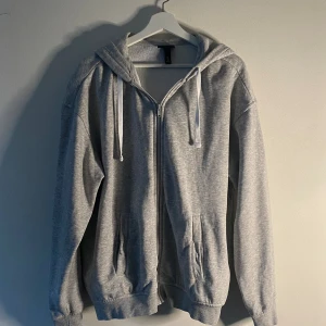 Grå huvtröja  - Storlek L, grå huvtröja ifrån h&m, väldigt bra skick då jag aldrig har använt pågrund av för stor storlek, då den har inga defekter alls, som ny! 