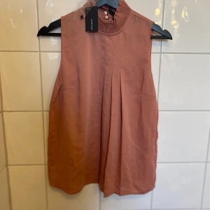 Ny blus med krage  - Ny med lapp