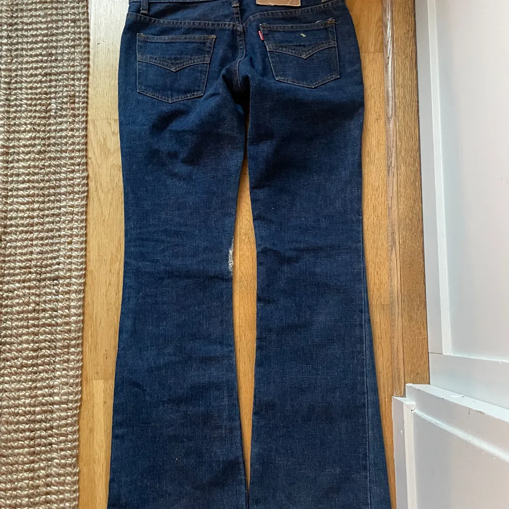 Supertrendiga lågmidjade utsvängda jeans mycket fint skick! Skriv kring frågor eller mer bilder❤️ Midjemått: 37cm Innerbenslängd: 78cm Ytterbenslängd: 98cm Midja till gren: 18cm Längst ner: 24cm. Jeans & Byxor.