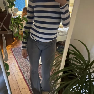 två tröjor i mesh liknande material - Två tröjor, en randig som är lite mer genomskinlig och en ljusblå med orangea sömmar🌸 supersnygga men känner det är dags att sälja