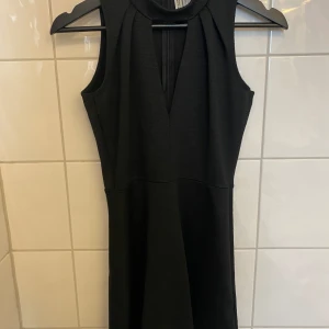 Svart klänning  - Använd enstaka gång bara!