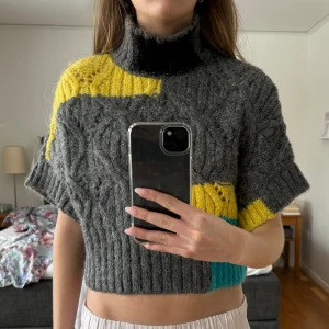 Halvpolo  - Zara tröja med halvpolo. Oversized passform med coola detaljer.