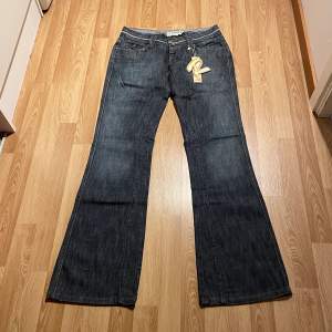 (15) lågmidjade bootcut jeans med lappar kvar. Midjemått rakt över: 38 cm, innerbenslängd: 88cm 🩵