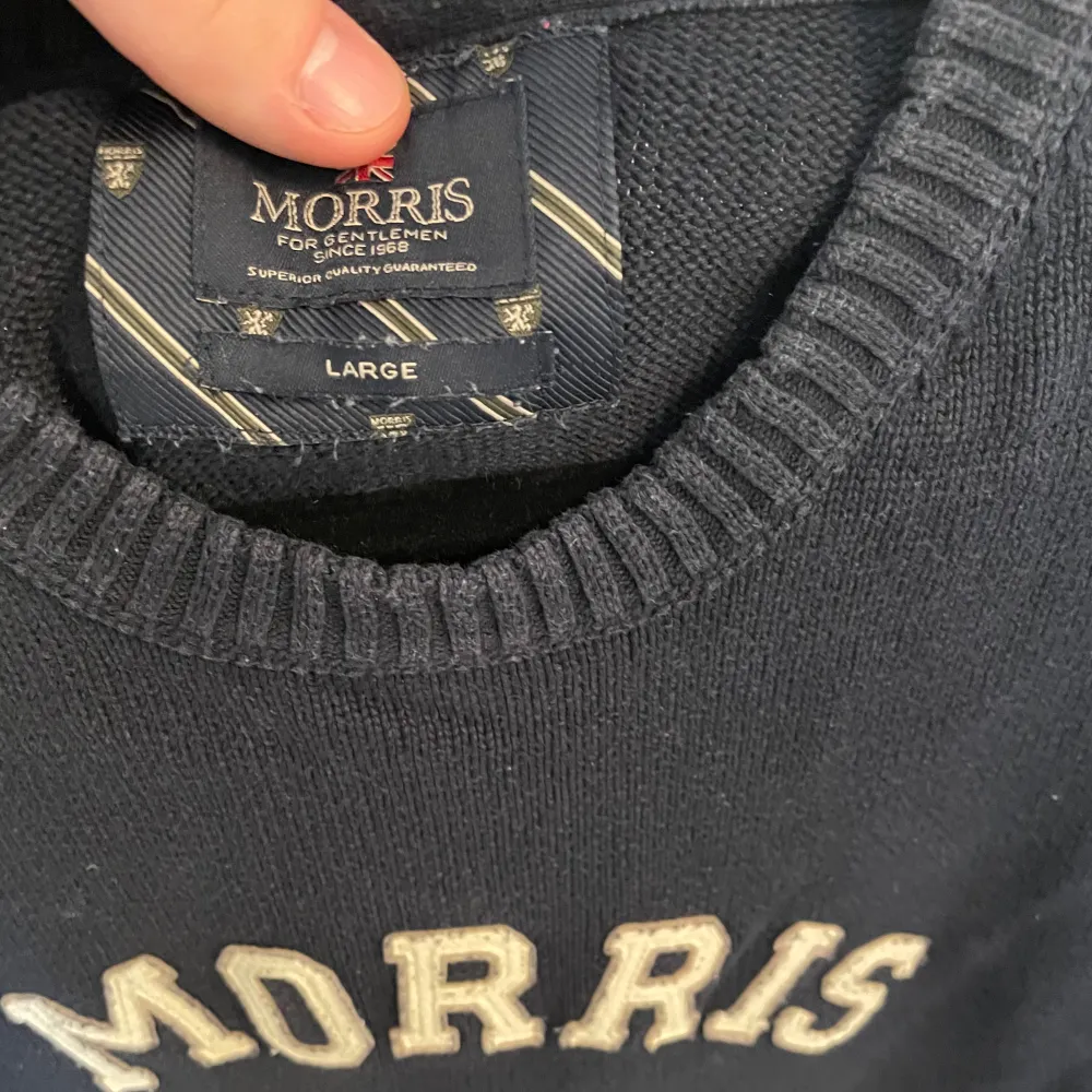 En Morris sweatshirt i storlek Large. Tröjan är i bra skick utan skador endast kragen som är lite skadad (Se Bild) Hör av er vid frågor eller funderingar! . Tröjor & Koftor.