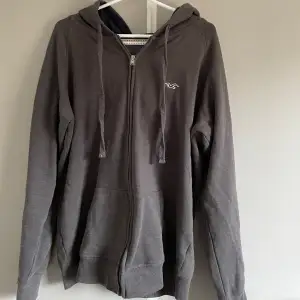hoodie från hollister, aldrig använd men köpt i nyskick på second hand för 300❤️‍🩹 stl L, passar mig fint oversized som är s/m❤️‍🩹