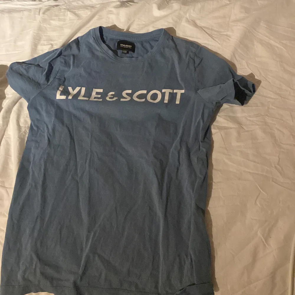 Säljer en lyle&scott tröja då den blivit för liten. Storleken är 12-13 år så kanske runt xs hör av er med pris förslag.. T-shirts.