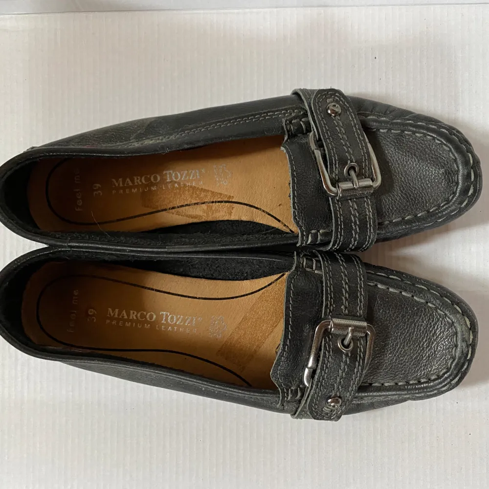 Världens gulligaste loafers i äkta läder med spänne över dem. Är tyvärr lite för små för mig och därför jag säljer dem:( Storlken är 39 men skulle säga att de passar en 38 lika bra💕. Skor.