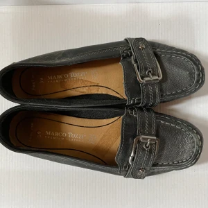 Svarta loafers med spänne - Världens gulligaste loafers i äkta läder med spänne över dem. Är tyvärr lite för små för mig och därför jag säljer dem:( Storlken är 39 men skulle säga att de passar en 38 lika bra💕