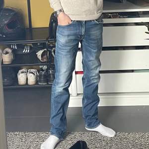 Ett par otroligt schyssta jeans från tiger of Sweden, i princip oanvända.  Nypris - 1600kr. Storlek 31/32. Jag är 171cm (57kg). Kan mötas och frakta!