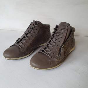 Supersköna ecco-skor i använt men mycket bra skick, grå/silver med del i krokodil-imitation. Läder. Vita kanten på sulan lite missfärgad, syns på bilderna.