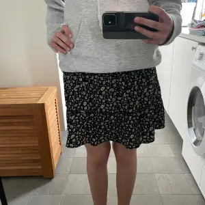 Säljer denna blommiga kjol från Sofie Schnoor, i barnstorlek. Super söt och perfekt till sommaren. Lite längre modell (hade den högmidjat på bilden). Knappt använd så i nyskick. Säljer för 300kr+frakt❣️