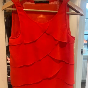 Zara linne  - Säljer denna jätte snyga röda zara topp i storlek S använd fåtalgångre😍😍Kontakta gärna för fler frågor och bilder 💓💓