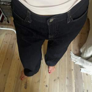 Jeans i nyskick från Uniqlo.  Säljs pga. Fel storlek.. Storlek: W28 L31 Namn: WIDE STRAIGHT LEG JEANS