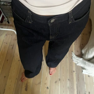 Uniqlo jeans - Jeans i nyskick från Uniqlo.  Säljs pga. Fel storlek.. Storlek: W28 L31 Namn: WIDE STRAIGHT LEG JEANS