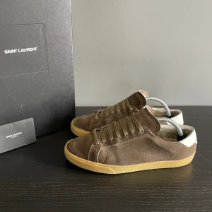 Saint Laurent skor - Säljer nu dessa ritkigt snygga saint Laurent skorna i modellen SL/06 | Storlek 42 men stora i storlek🌟|  Og på bilderna medföljer|   Skriv vid frågor eller funderingar   