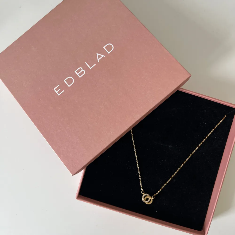 Så fint Edblad halsband i guld. Inga defekter, nypris 400kr. Säljer då det ej kommer till användning. 💓. Accessoarer.