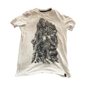 Y2K T-SHIRT !! - Super snygg vit-gulish t-shirt med ascool motiv! står ej något märke. Skriv vid frågor! 