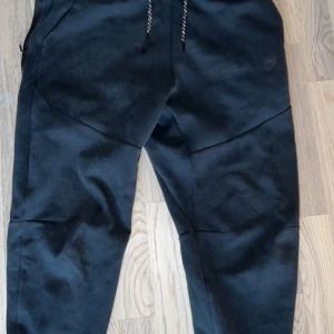 Nike techfleece byxor  - Nike tech byxor svarta storlek m 