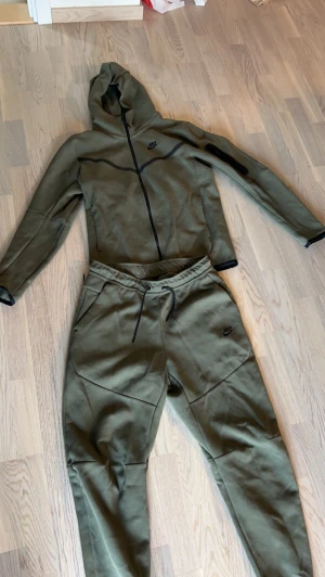 Nike tech fleece grön - New season grön Nike tech fleece byxor size M tröja size S men passar som M Byxor 350 Tröja 350 Båda 550kr