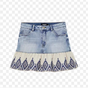 Desigual kjol - säljer denna sjukt eftertraktade jeanskjol från desigual som inte finns att köpa längre! 💘💙🩵ALDRIG använd (lånad andra bild) 