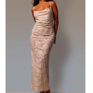 Klänning från Prettylittlething  - Helt ny klänning från Plt i strl S(10) med tagg kvar men den var för stor för mig så skulle snarare säga en strl M/L💕💕 Kunde ej returnera💕