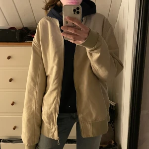 Oversized jacka - 2XL och väldigt oversized på mig som brukar ha s/m. Väldigt snygg om man gillar det men jag tyckte den blev lite väl stor för min smak💛