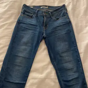 Blå jeans från Levis i jättebra skick, knappt använda