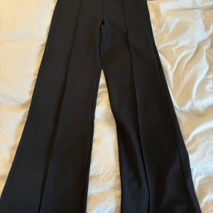 Kostymbyxor - Superfina kostymbyxor. Säljer de för jag inte längre använder de! Men det finns inga större defekter på de för att de är sparsamt använda, det som finns är en liten söm på benet som har lossat på ett litet ställe men hör av er för bild på sömmen.