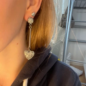 Hjärt örhängen - 150 kr (nypris 599) köparen står för frakten