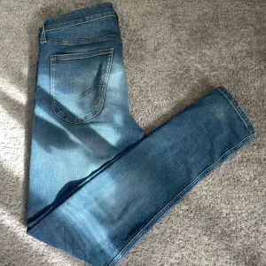 Lee Luke jeans, W29 L32. Inga defekter. Riktigt najs tvätt och sitter slim, skriv om frågor.