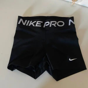 Nike Shorts - Säljer mina träningsshorts från Nike då de har blivit för små. Storlek XS. De är inte alls så noppriga som de ser ut på bilden, skriv privat för mer info. Nypris 350, säljer för 150kr.  💛