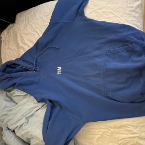 Avicii hoodie - Köpt på Avicii Tribute Concert i Friends Arena 2019. Fint skick, baksidan är helt blå. Bild 2 är motiv på ärmarna. Stl XL, köparen betalar frakt!