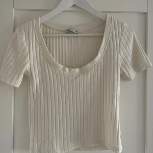 Beige/cremefärgad topp - Mycket bra skick Använd ett fåtal gånger