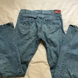 Jättesnygga jeans! Hittar inget märke då de är från 90-talet💕 De är lite långa på mig som är 1,70💓 Sitter väldigt fint och lågmidjat💋 Äsljer på grund av att de inte kommer till användning!