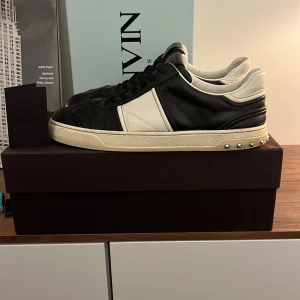 Valentino flycrew  - Säljer nu dessa valentino flycrew box medföljer samt kort. Alla nitar är kvar kom för frågor eller funderingar