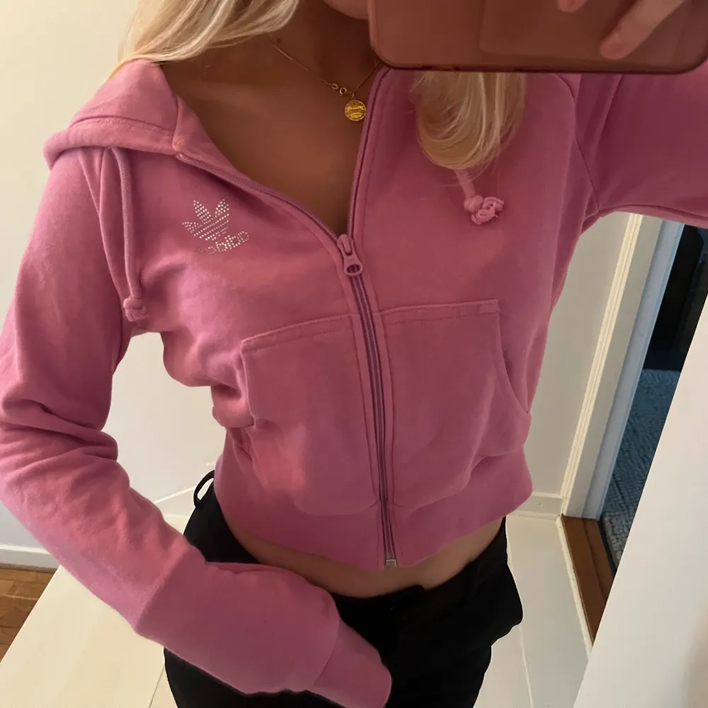 Säljer denna rosa hoodien från Adidas. Såå himla fin men inte min stil💕 Använd enstaka gånger💕. Hoodies.