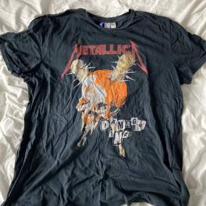 En svart Metallica t-shirt. Skick 7/10, den har lite små detekter vid kragen. Säljer av anledningarna att den har lite små detekter och att den är lite för emo för min nya stil.