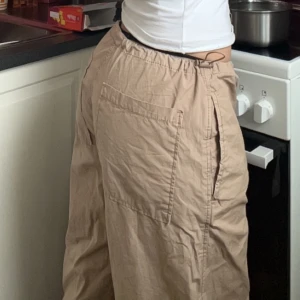 Parachute pants - Skit snygga byxor från stradivarius. Nästan inte använda, storlek S. Använd gärna köp nu 