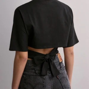 Knyttopp Nelly - Supersnygg topp från nelly, som man knyter där bak! Storlek XS, aldrig använd då den är förliten 💓 Köpt på nelly för 249kr+frakt, slutsåld i denna storlek på Nelly! Säljer här för 189kr 💓