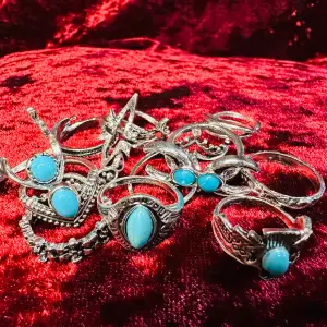 Fjorton nya vackra matchande silverfärgade ringar. Vintagelook, utsirade, fem med turkosa stenar.  Har olika storlekar för att passa olika fingrar, 1,5-1,8 cm i innerdiameter. Vitmetall och turkosa konststenar. Säljs som ett set. Färdigprutade.