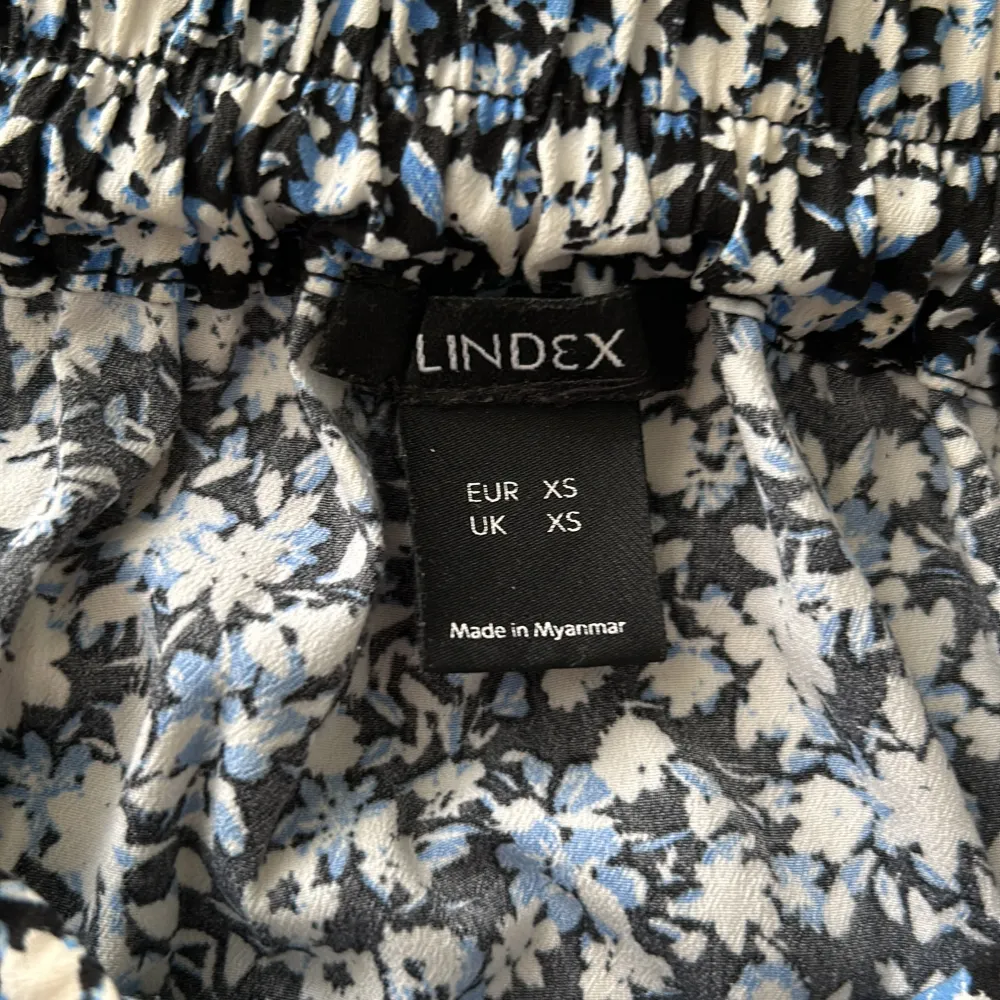 Blommig kjol från Lindex i storlek XS, sparsamt använd. Pris: 100 kr + frakt😊. Kjolar.