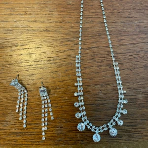 Halsband och örhänges-set - Ett sätt med fina örhängen och halsband! Fint skick har inte använt så många gånger. Perfekt till nyår eller någon annan fest!🎉  Säljer för dom kommer inte till användning❤️