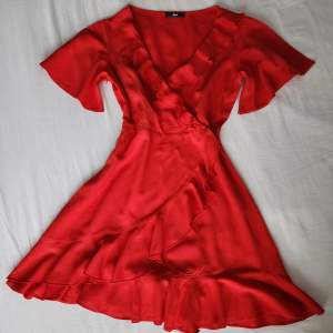 En jättesöt mini klänning i röd. 100%bomull. Använd fåtal gånger. Perfekt för vår/sommar. Har en liten skavank som knappt syns, se bild 5. Färgen kan varieras i verkligheten. Finns i rök och djurfritt hem.