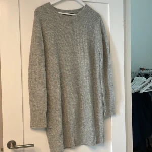 Stickad tröja/ klänning  - I mycket fint skick 