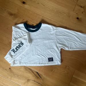 Långärmad leviströja - Mycket bra skick. Jättefin