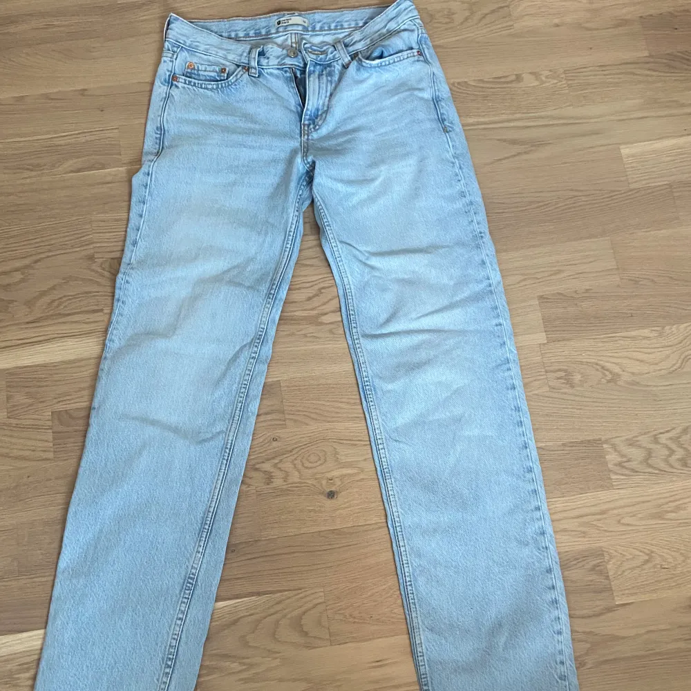 Lågmisjade jeans från Gina tricot som tyvär inte passar mig längre men de är perfekta för våren. Längden är bra på mig som är ca 170. Använda men inga defekter. Skriv vid frågor eller fler bilder💕. Jeans & Byxor.