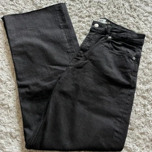 Svarta vida jeans - Aldrig använda svarta jeans från lager i storlek 38/40, som inte har kommit till användning! 