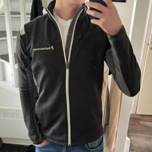 Tränings/vind jacka - Använd ett fåtal gånger. Storlek s och sitter perfekt på mig som är 180. Nypris 1799kr